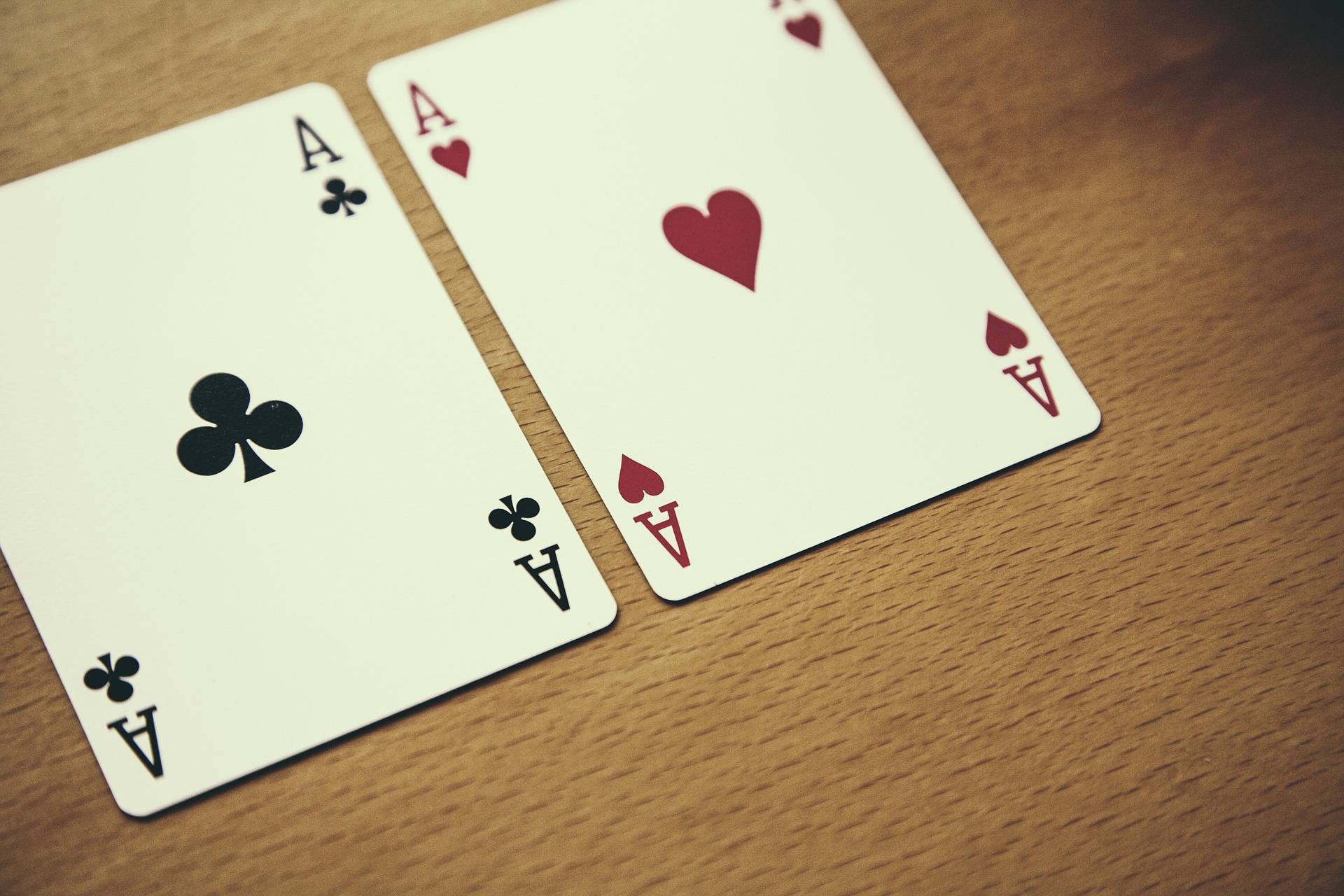 Zwei Spielkarten liegen auf einem Tisch